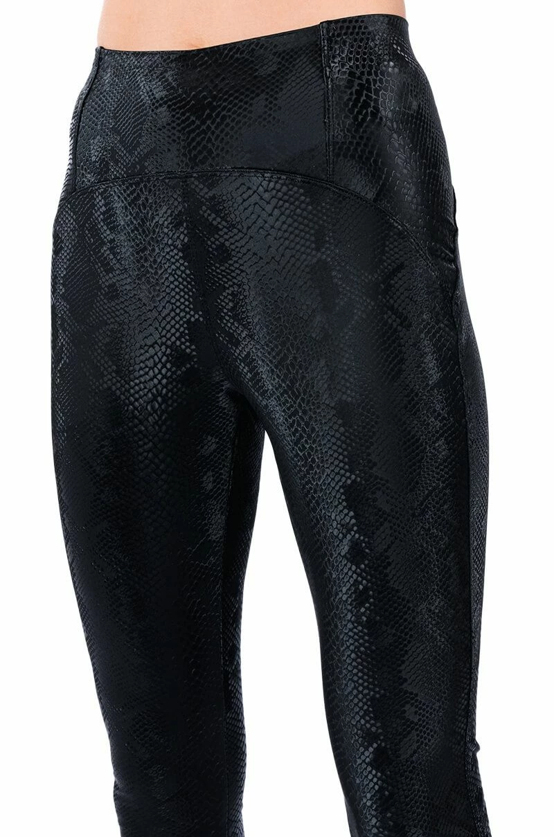 RIO PRINT HIGH RISE LEGGING WITH 4 WAY STRETCH IN BLACK - Image 10