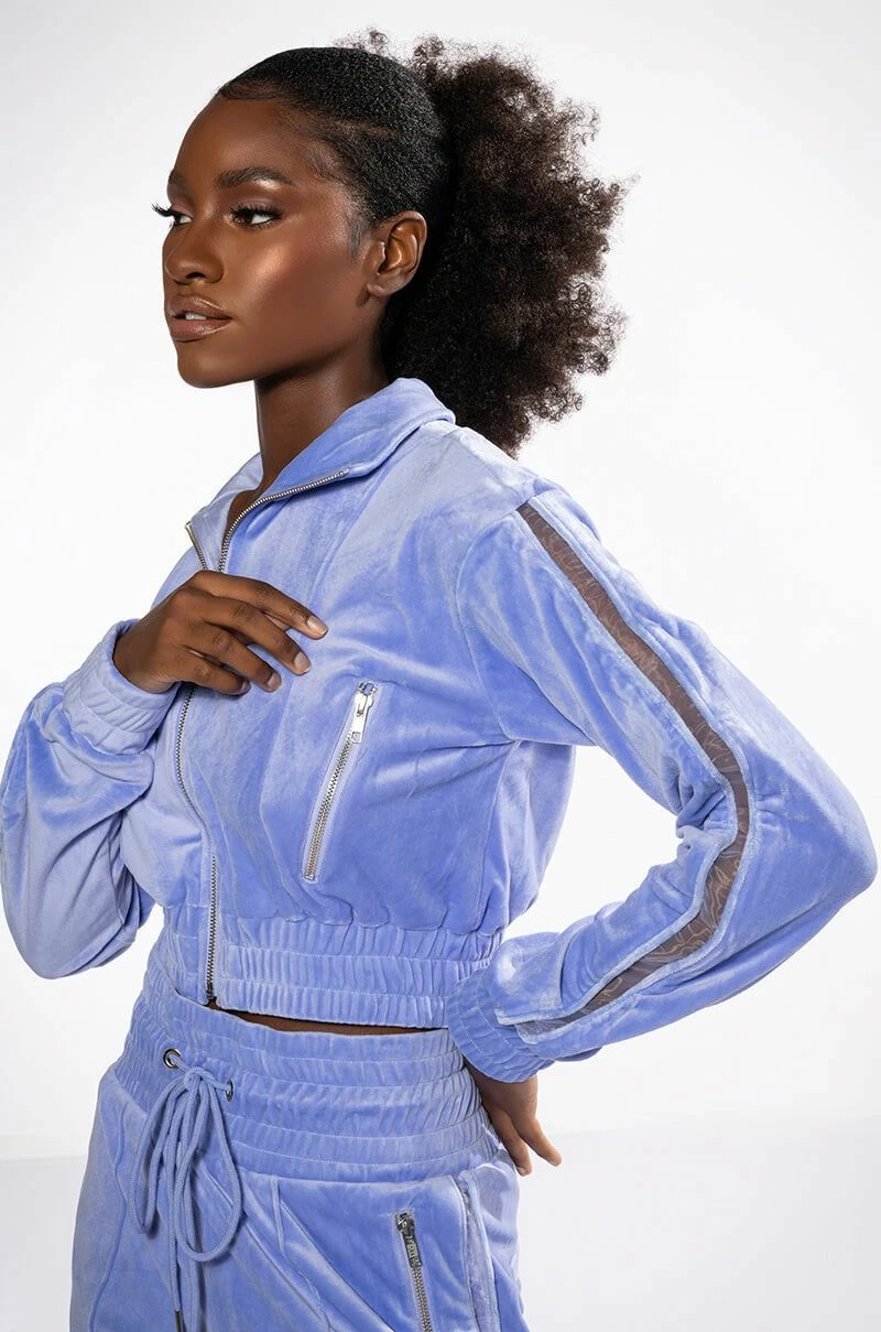 THE JET SETTER VELVET CROPPED SWEATSHIRT 3 THE JET SETTER VELVET CROPPED SWEATSHIRT