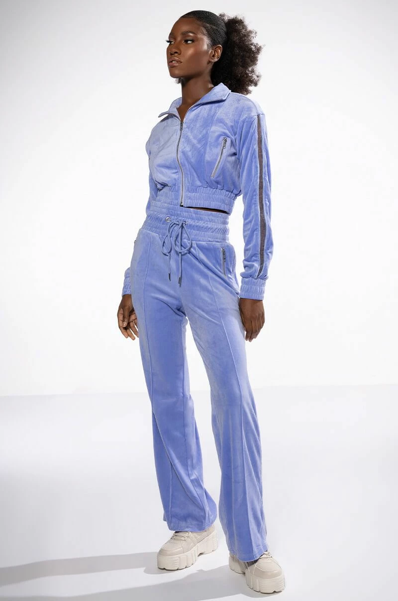 THE JET SETTER VELVET CROPPED SWEATSHIRT 4 THE JET SETTER VELVET CROPPED SWEATSHIRT - Image 2